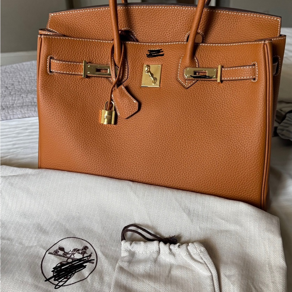 SOLD

Elegant Tan/Gold Tote with Gold Hardware